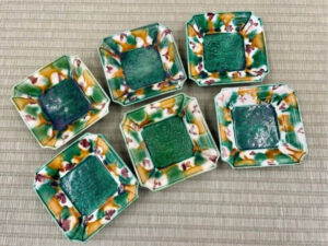 岡山市で骨董品の買取！珉平焼三彩龍陰刻四方小皿をご紹介