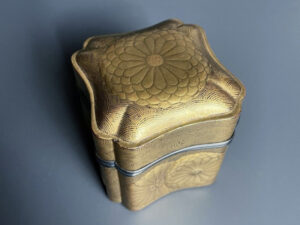 福山市で蒔絵の買取　時代蒔絵香道具蓋物をご紹介