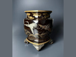 福山市で骨董品の買取り　鶴千鳥蒔絵菱形花入をご紹介