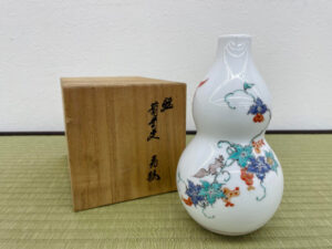 十四代酒井田柿右衛門の葡萄文花瓶をお買取させていただきました！