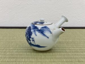 道八の染付山水図 横手急須をお買取りさせていただきました